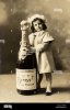 petite-fille-avec-une-immense-bouteille-de-champagne-bfbatk.jpg